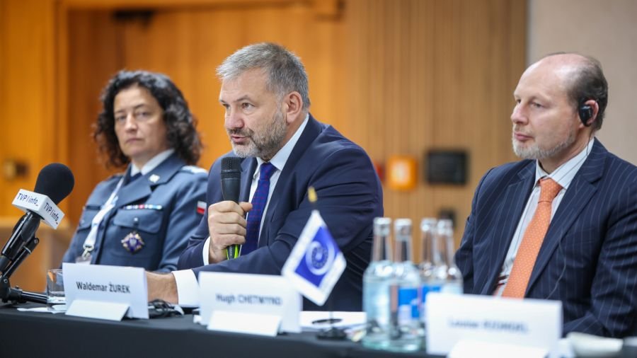 Waldemar Żurek biorący udział w konferencji.