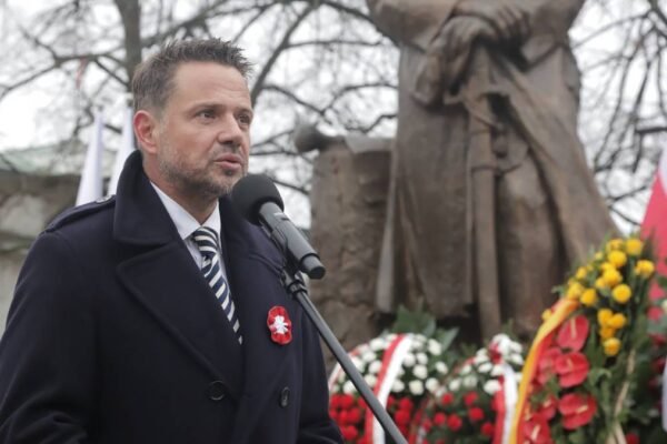 Rafał Trzaskowski przemawiający w święto niepodległości.