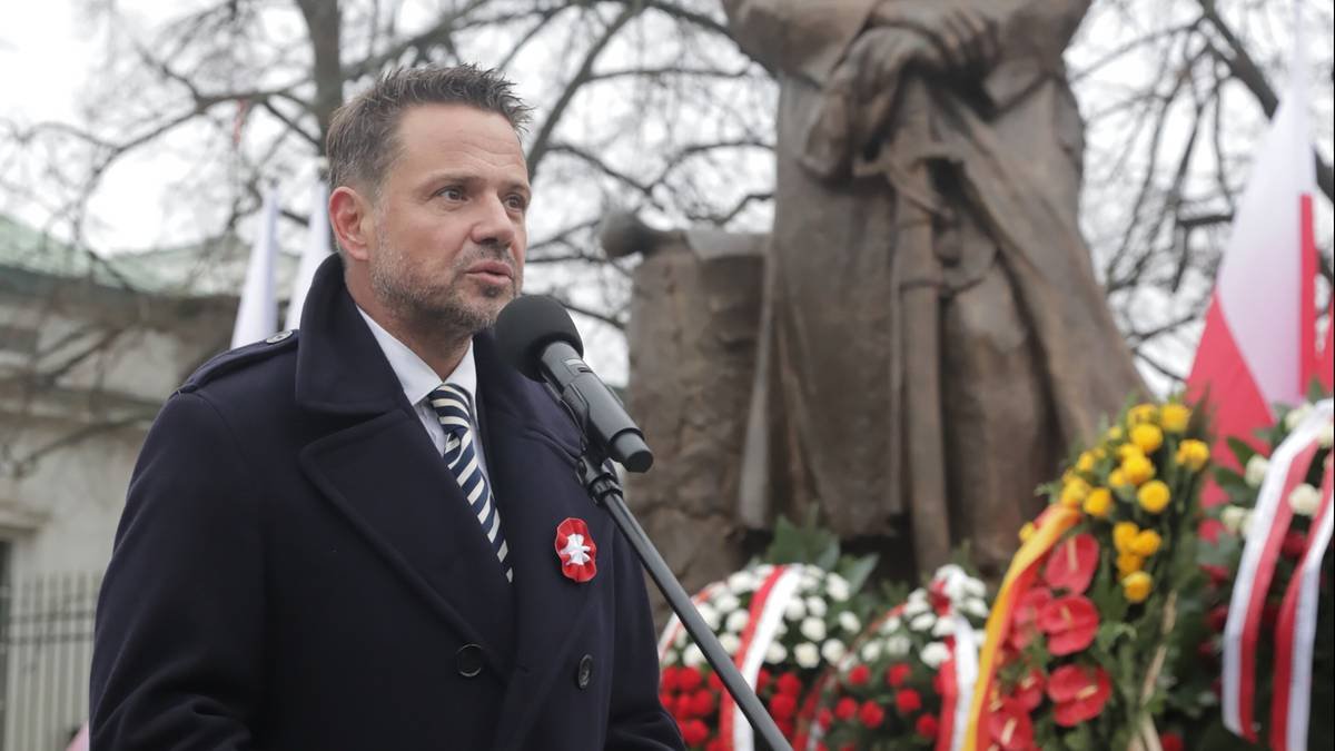 Rafał Trzaskowski przemawiający w święto niepodległości.