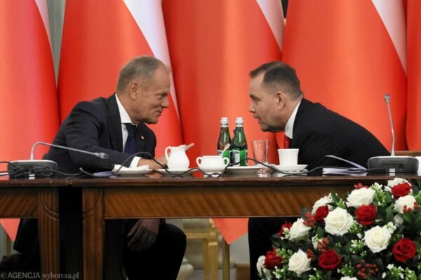 Donald Tusk rozmawiający z Karolem Nawrockim