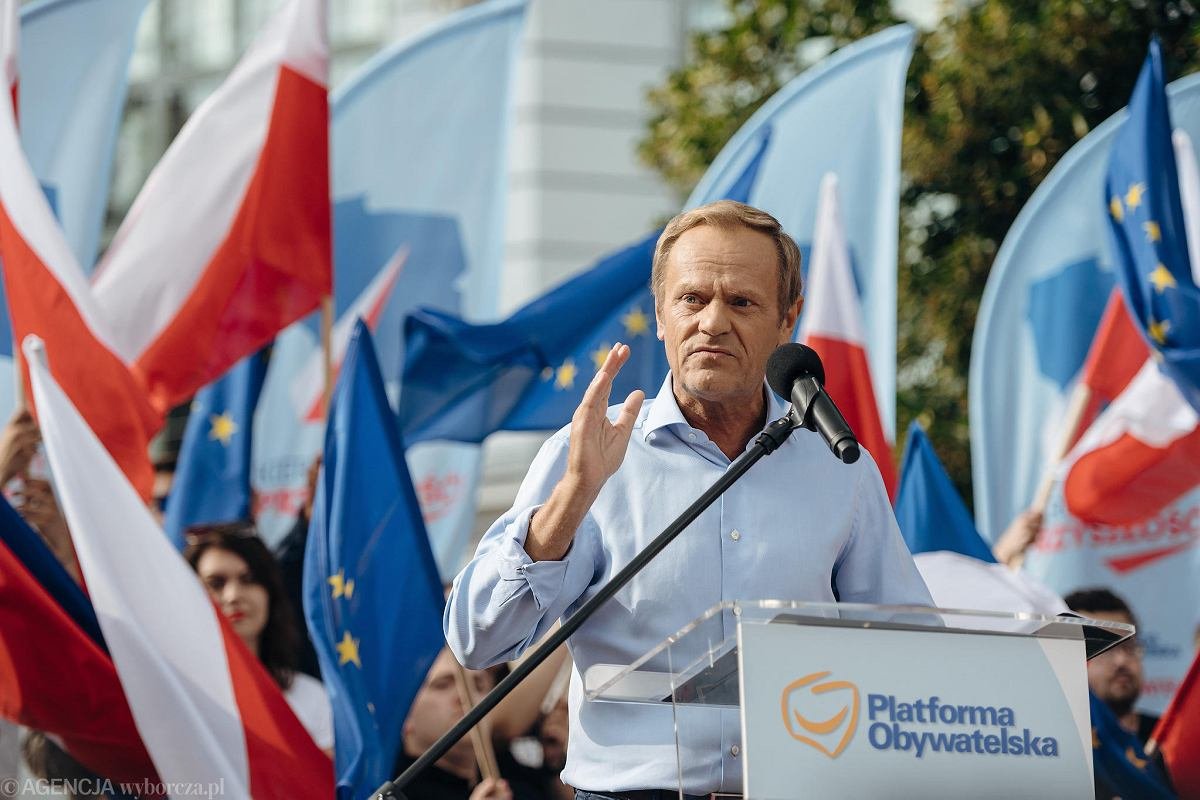 Donald Tusk przemawiający do publiczności