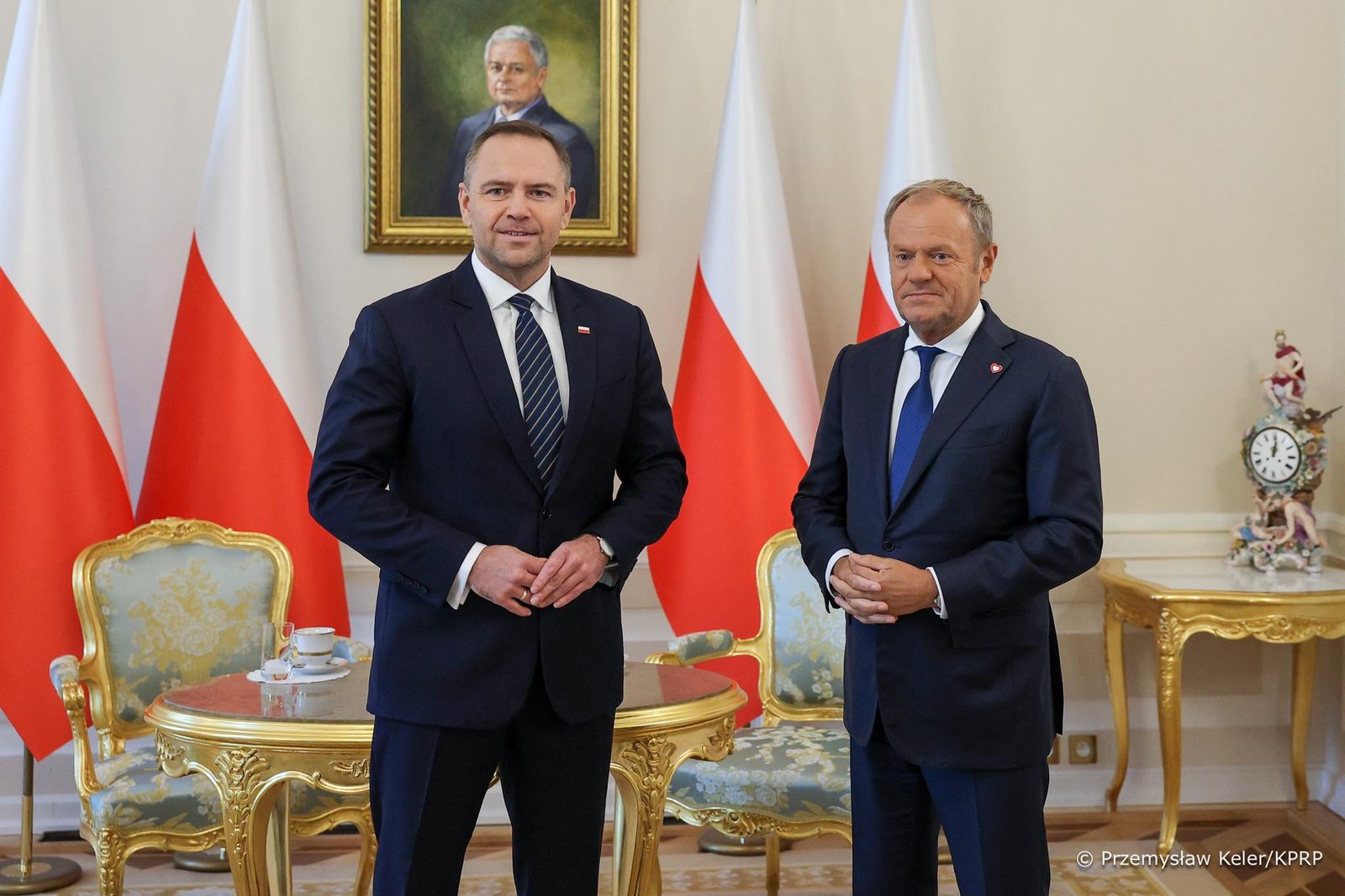 Donald Tusk stojący obok Prezydenta Karola Nawrockiego.