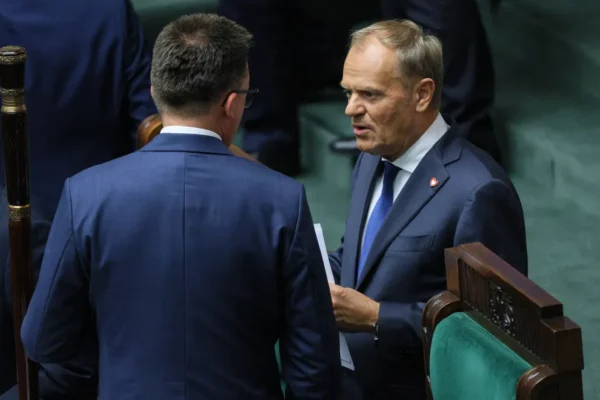 Donald Tusk dyskutujący z Szymonem Hołownią