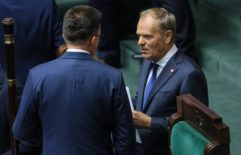 Donald Tusk dyskutujący z Szymonem Hołownią