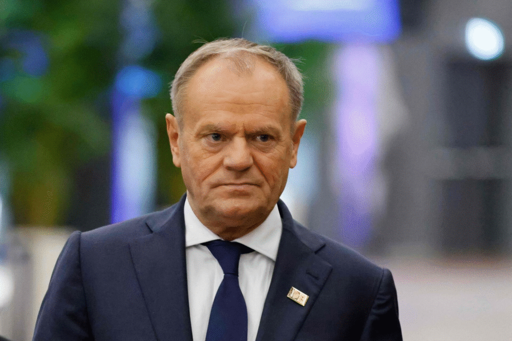 Donald Tusk idący przed siebie