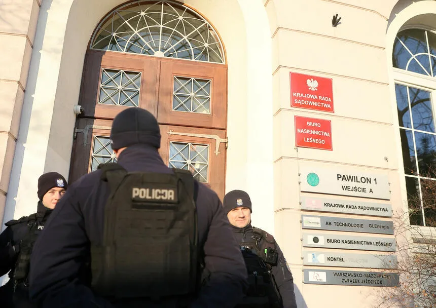 Policja w budynku KRS